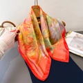 Buntes Seidentuch mit Blumenmuster und rotem Rand elegant auf einem Kleiderbügel - 70cm x 70cm / Orangeroter Stil (FG353-4)