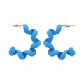 Orecchini a cerchio a spirale a forma di C blu opaco con perni dorati su sfondo bianco - Blu