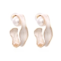 Pendientes de aro en forma de C de aleación dorada con esmalte blanco y perlas redondas - Blanco