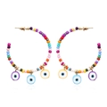 Bunte bömische Perlenohrringe in C-Form mit drei Evil-Eye-Anhängern und Gold-Finish - Bunt Rund