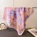Dettaglio di sciarpa in seta floreale con bordi arrotolati e finitura in raso liscio - 70cmx70cm / Rosa Viola