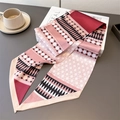 Makro-Detail des Seidenschals mit geometrischem Muster in Rosa und Schwarz auf dem Tisch - Rosa Burgund Schwarz Weiß Geometrisches Patchwork (LE-304)