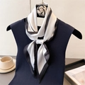 Écharpe en soie minimaliste noir et blanc nouée sur un vêtement pour un look élégant - Blanc avec bordure noire (LE-290)