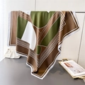 Dettaglio del foulard in seta con stampa geometrica in toni terra e bordo a strisce - 90x90cm / Verde