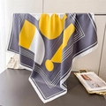 Dettaglio di un grande foulard quadrato in seta con motivi geometrici gialli e grigi - 90x90cm / grigio scuro