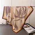 Klassisches Seidentuch mit Hahnentrittmuster in Braun und Gold am Ständer - 90x90cm / Kaffee (FU27-1)