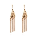 Elegante goldfarbene Metall-Quastenohrringe mit dreieckigem Pailletten-Design - Gold