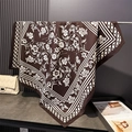 Elegante foulard quadrato marrone scuro effetto seta con stampa floreale e bianca - Marrone / 90x90cm
