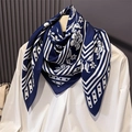 Dettaglio di un grande foulard in seta blu navy con stampa floreale bianca e bordi - Blu navy / 90x90cm