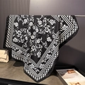 Elegante foulard di seta bianco e nero con stampe floreali e bordi geometrici raffinati - Nero / 90x90cm