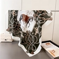 Detail van de elegante ruitersportprint en het touwpatroon op de zijden sjaal - 90x90cm / Donkergroen