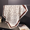 Detaillierte Nahaufnahme der seidigen Blumenprint-Textur des eleganten quadratischen Halstuchs - 90x90cm / Braun