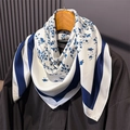 Romantisches Seidentuch mit blauem Blumenmuster elegant am Holzbügel präsentiert - 90x90cm / Blau