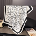 Modisches Damen-Seidenhalstuch mit Blumenmuster und elegantem schwarzen Rand im Kontrast - 90x90cm / Schwarz