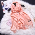 Morbida sciarpa in cashmere rosa con nappe su fondo felpato bianco per l'inverno - Salmone (FYR150-10)