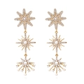 Elegantes pendientes largos dorados con estrellas en capas y detalles de perlas - Dorado