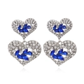 Dettaglio di orecchini a cuore multistrato con strass bianchi e cristalli blu royal - Blu