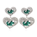 Dettaglio di orecchini a doppio cuore in argento con pietre verdi e cristalli bianchi - Verde
