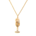 Collar dorado con colgante de copa de champán con cristales y perlas sobre fondo blanco - Dorado (Diamantes de Imitación de Colores)