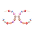 Créoles en C bohèmes avec perles florales colorées et intercalaires dorés sur fond blanc - Multicolore