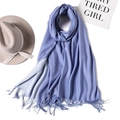 Dettaglio della sciarpa celeste effetto cashmere con trama fine e nappe di frange - Stile Blu Chiaro (WJ24-25)