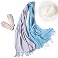 Dettaglio dello scialle pashmina bicolore viola chiaro e blu cielo con bordo a frange - Stile Viola Chiaro/Celeste (WJ24-38)