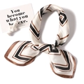 Elegante foulard in raso con motivo geometrico a V avorio e marrone, piegato su sfondo bianco - Bordo Caffè