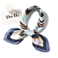 Elegante foulard in seta con motivo geometrico blu e arancio e un nodo raffinato - Bordo Blu Navy