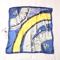 Detalle de pañuelo de seda con estampado de lirios en azul real y amarillo vibrante - Bloque de Color Azul Amarillo (FJ118-3)