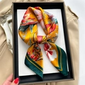 Elegante sciarpa di seta gialla con stampe di tulipani e farfalle in confezione regalo - Bordo Verde Scuro (FJ780-2)