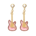 Punk-Ohrringe in Gitarrenform mit rosa Marmor-Emaille, Vergoldung und Kristallen - Rosa-Gold