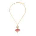 Collier doré avec pendentif carotte orné de strass roses et verts sur fond blanc neutre - Doré