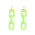 Pendientes largos de resina verde neón con detalles en metal dorado sobre fondo blanco - Verde