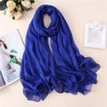 Dettaglio della trama dello scialle in chiffon blu reale con drappeggio setoso e lucido - Blu Zaffiro