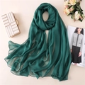 Dettaglio di sciarpa in chiffon verde scuro con trama plissettata fine e bordi orlati - Verde Scuro