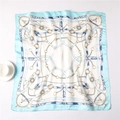 Detailansicht eines blauen Seidenschals mit klassischem Ketten- und Reitsportmuster - 70*70cm / Hellblau (FJ38-1)