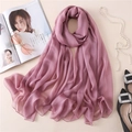 Dettaglio di uno scialle rosa antico trasparente con collana di perle e accessori - Rosa Viola
