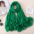 Dettaglio della trama della sciarpa verde smeraldo e drappeggio elegante dello scialle - Verde mela
