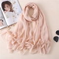 Dettaglio di sciarpa in seta rosa loto drappeggiata con rivista di moda e collana di perle - Beige Cachi
