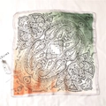 Dettaglio del motivo paisley su foulard di seta quadrato con sfumatura arancio verde - Sfumatura Verde Giallo