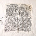 Posa piatta di sciarpa quadrata in raso di seta con motivi paisley neri su beige - Gradiente Beige Grigio