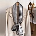 Élégant foulard étroit en soie à motifs géométriques noir et blanc sur veste beige - Épissage Noir et Blanc (LJ21-H281)