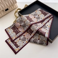 Pañuelo twilly de seda con estampado floral granate y oro en bandeja de lujo negra - 145x12cm / Rojo Vino Geométrico (LJ21-H295)