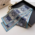 Pañuelo twilly de seda azul y blanco con diseño de árbol geométrico en bandeja - 145x12cm / Azul Blanco Árbol Geométrico (LJ21-H296)