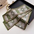 Detalle de pañuelo twilly de seda verde con diseño hexagonal en bandeja negra - 145x12cm / Verde Hierba Retro Floral (LJ21-H297)