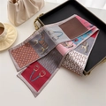 Foulard in seta twilly con stampa equestre, motivi di cavalli e staffe su vassoio - Stampa Equestre Patchwork Multicolore Rosso Blu (LJ21-H253)