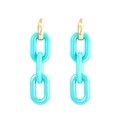 Detalle de pendientes de resina en color caramelo con aros metálicos dorados - Azul lago