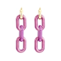Detalle de pendientes de cadena en color caramelo con aros dorados y eslabones de color púrpura - Morado