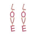 Lange LOVE hangende oorbellen met roze strassteentjes en goudkleurige metalen basis - Rozerood