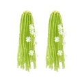 Boucles d'oreilles pompons en perles vertes avec fleurs blanches sur fond blanc pur - Jaune-vert